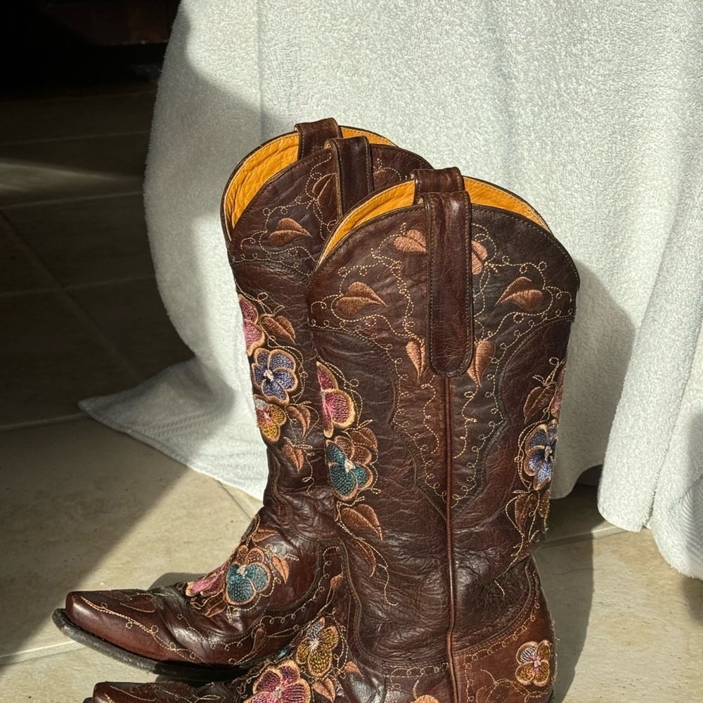 Old Gringo floral embroidered women’s boots. LIKE NEW!    Women’s size 8
